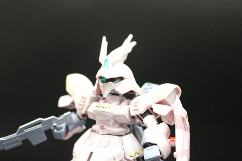 全体的に、赤のベースに直接ホワイトを塗装して、少し成形色が透けてピンクっぽくなってます。あえて塗むらを作ってます。リンプラカラーのステラピンクも少しだけ最後に塗ってます。