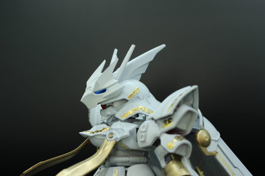 胸から下がっているマントパーツはイメージの元になった騎士サザビーの装飾からヒントをえました。