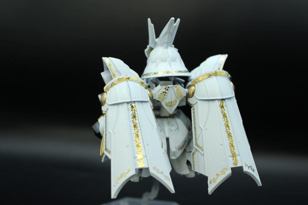 全体的にEXスタンダードサザビーを30MFのクラスアップパーツで装飾しております。背中のマントは個人的に一押しポイント。