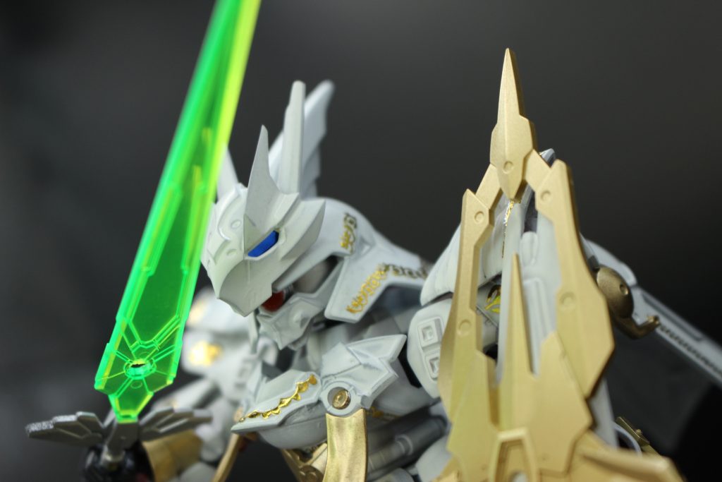 白金騎士サザビー(プラチナイトサザビー)–8枚目/制作者:メイジン・ミハラ