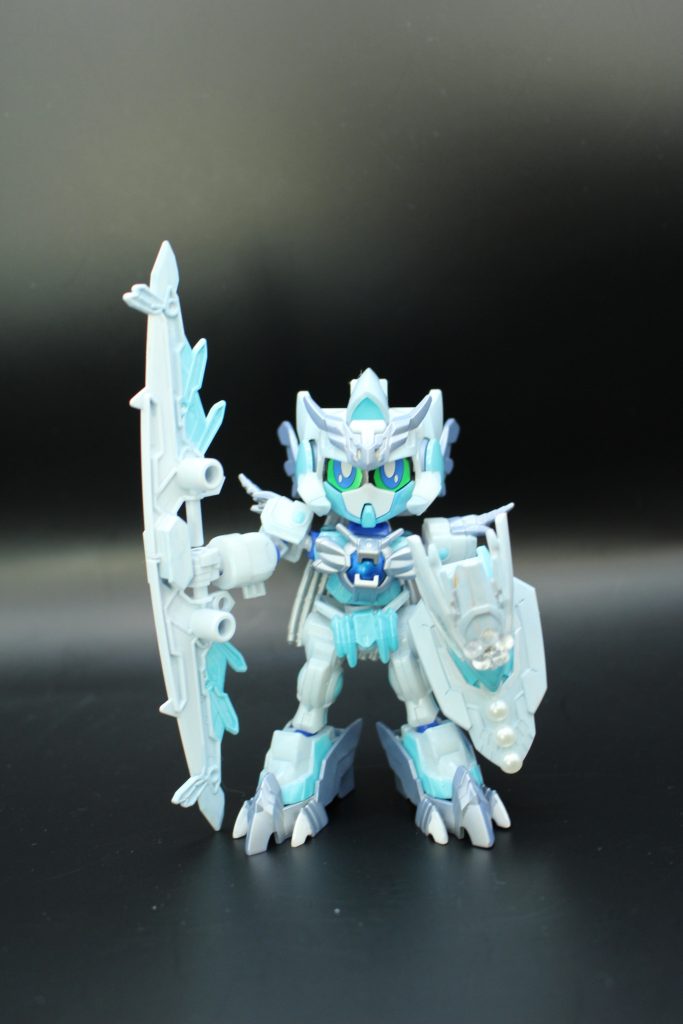 2025年内に完成することが出来ました。しかも本人の作品と並べて写真も撮れて、聖地巡礼（？）完了です。恐竜だからSD化は出来ないと言われましたが、結構うまくまとまったと思ってます。個人的にこだわりポイントは前足。元キットのヴァルキランダーのドラゴン形態では前足が無いため、シャイングラスパードラゴンの前足を拝借。そこに双剣をつけることで、ヴェロキラプトルの羽根を表現しました。リンプラ塗料のサブカラーが発売されたので、着手出来ましたが、ベビーブルーは本当にいい色なので、今後も使いたいものです。&nbsp;