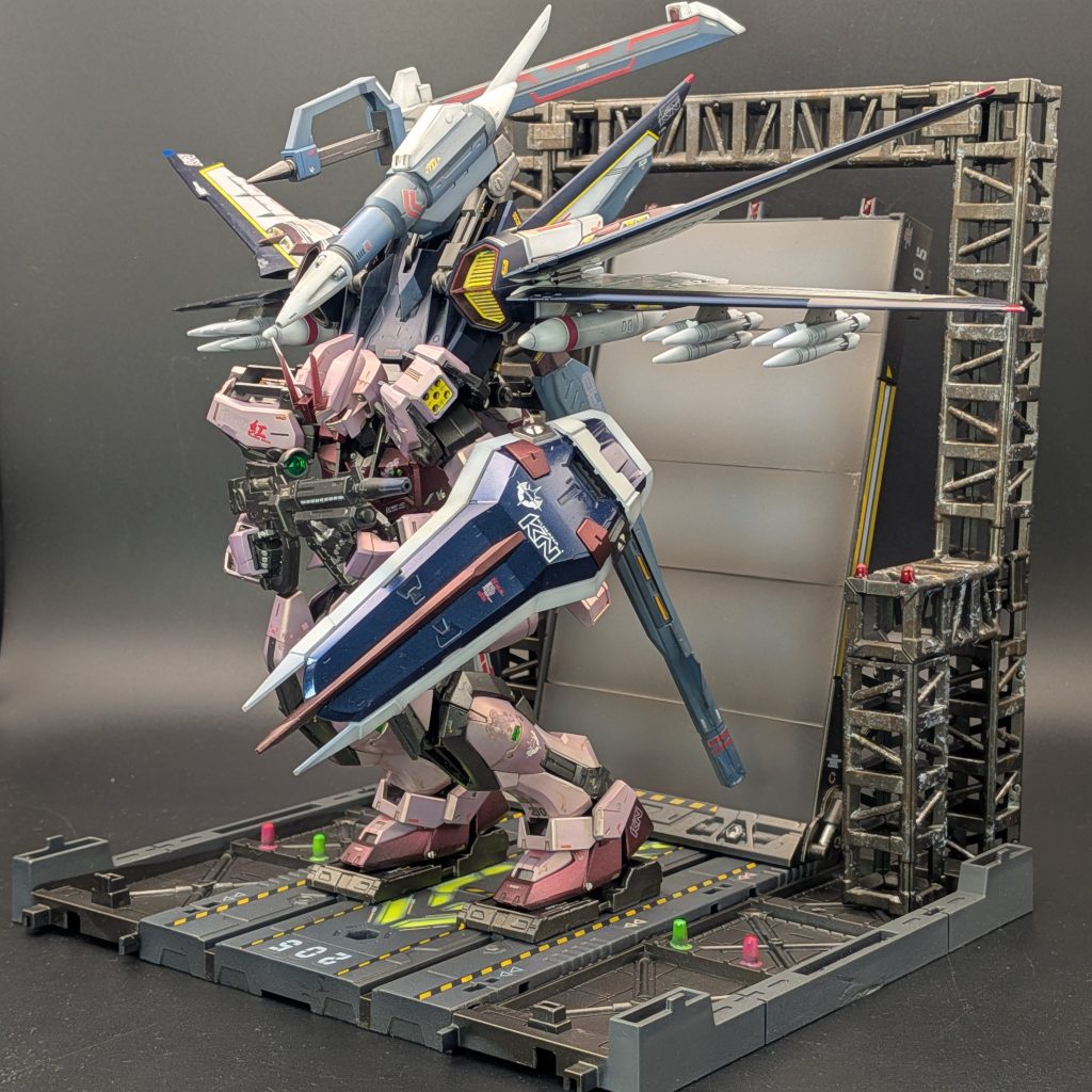 しかし、今回はＭＳ単品だけの作品ではない！ジオラマということはしっかりとした土台（台座）が必須！あまりやったことのない土台作りにしばらく頭を抱えてしまいました。悩んでも仕方がないので、100均でゲットしてきた某山田化学さんの力を借りてカタパルトを制作。所属は空母クサナギとマーキングがあるので、きっと破綻はないはず。空母からの発艦イメージはトップガン！