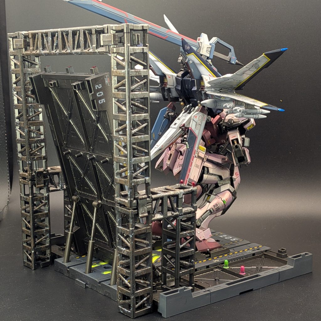 トラスフレームも100均改修。空母 → 潮風→ 塩と錆 の考えで白錆と茶錆を混ぜてウェザリングしてあります。ジェットブラストディフレクターは展伸しながら起き上がる想定です。元々の100均の壁パーツにトラスが入っていたので、「ココは伸びるはず」と想定。油圧シリンダーはプラパイプで製作。