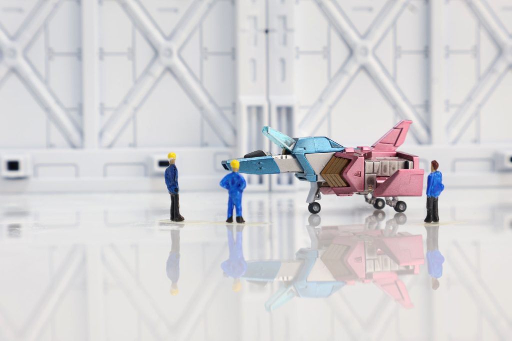 コアファイターキャノピーの白枠塗装とランディングギアの穴開けは結構大変でした。ディスプレイベースは白サフのみで、研究開発施設を表現したかったので床はプラ板（裏面に白サフ）で表現しました。鏡面のような映り込みが個人的にはとても気に入っています。