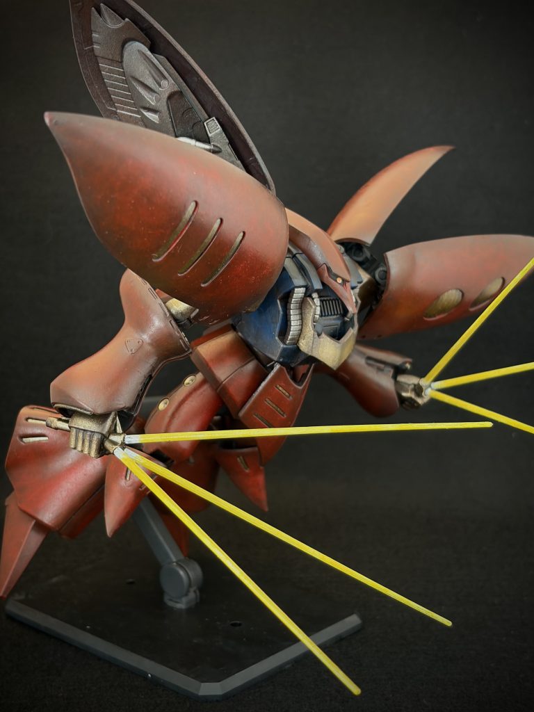 肩のバインダーが重いせいか全体的にポージングがしにくく、どれも同じような写真になってしまいましたね。曲面を主体とした大きなパーツで構成されるキットで、上手く塗れるか心配でしたがいい感じに仕上がったと思います！