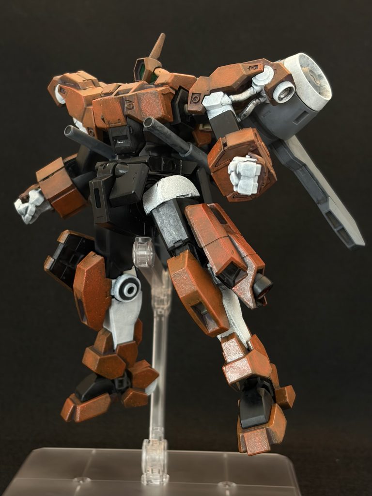 今回初めてプラバンを使ってみました。バックパックの合わせ目部分に、長方形と台形のプラバンを切り貼りして、合わせ目ごまかしにチャレンジしています。意外と馴染んでいるので、武器も同じようにやればよかったなぁと反省です。スポンジ塗装では、どうしても粒の荒さが出てしまいます。でもこういう感じの重厚感を目指した塗装なら、それも味になりそうです。あれやこれやと均一な塗面を目指すよりも、こういう路線のほうがいいかなと思いました。