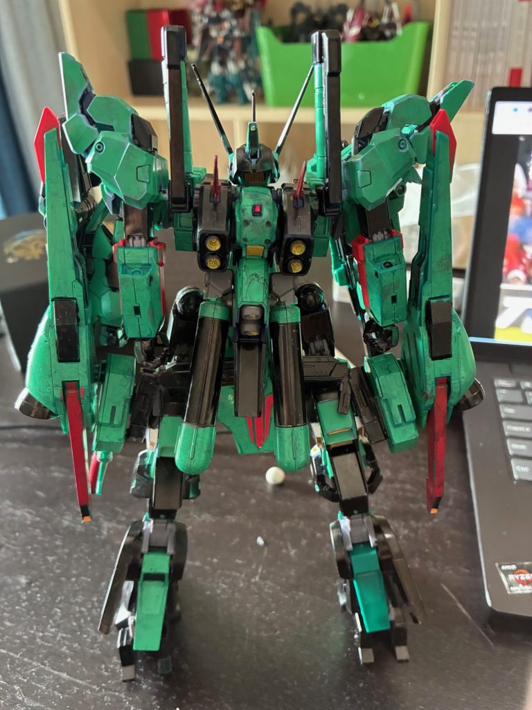 後ろ姿、一箇所塗装忘れてますね(gundam-kao5)