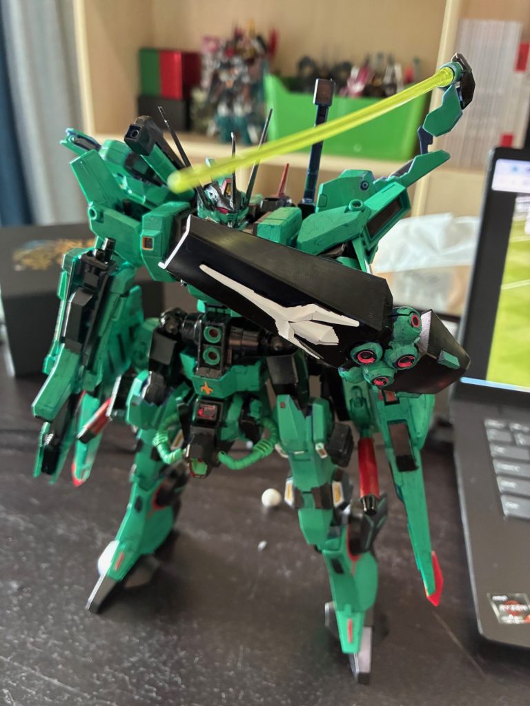 主に遠距離を意識した武装ですが、合計6個の腕（バックパックにトーベンウルフの腕を装備）で近距離でも対処できる。でもそのため操縦の難易度も高く、強化人かニュータイプがパイロットしか務めない、という脳内設定。