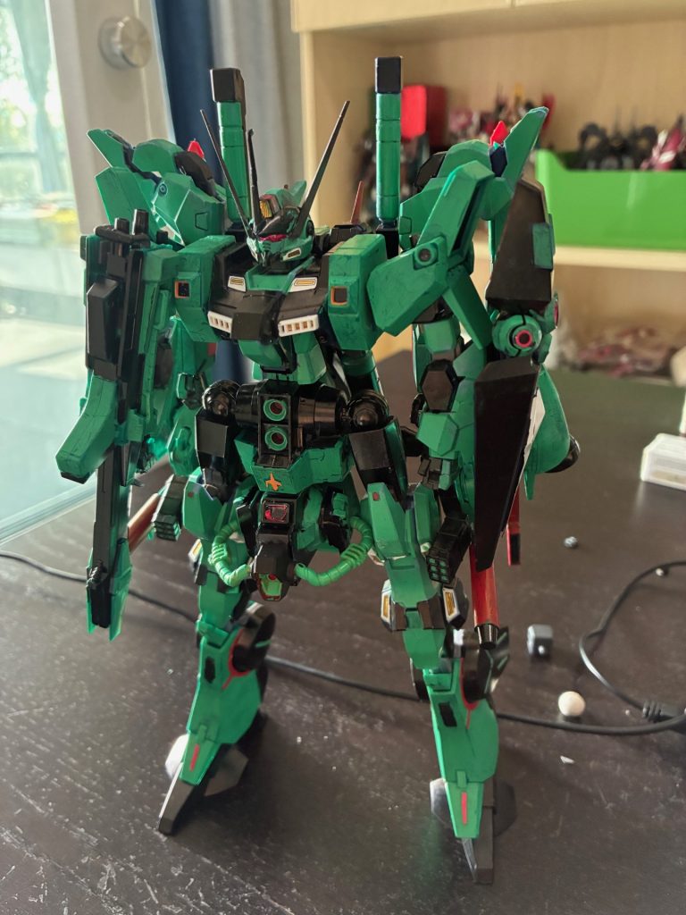 正面像。色々武装を詰め込みました、トーリスリッターとトーベンウルフ自体の武器はもちろん、足にミサイルポッドを追加、そして股間部分にRGサザビーのパーツを使ったビーム砲を装備。装備位置がちょっと悪趣味。