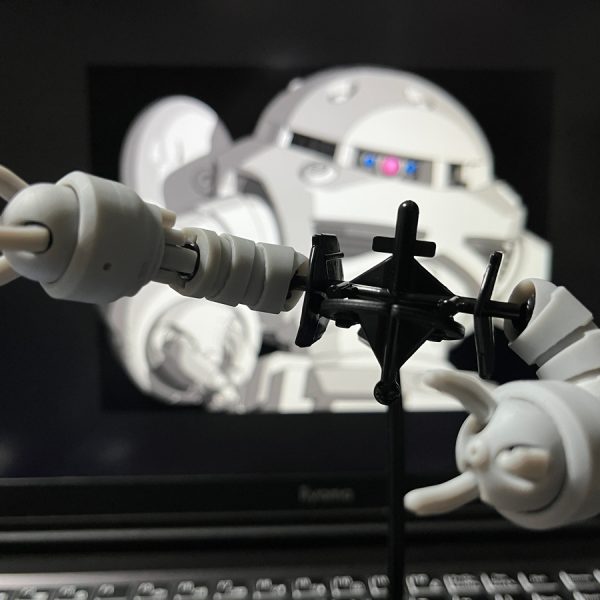 腕の可動について一区切り。可動域とシルエット、干渉と保持力、バランス。ほぼ予想の範疇へ。例の決めポーズや、作業的・実用的デザインに振った爪の存在感等不安は尽きねど個人的には許容範囲です。ハンマーも掴める(笑)…コイツじゃなかったか…(^^ゞ。足も基本は同じなので保留して、次は面倒な上半身へ行くか…。(注：両腕を繋ぐ背骨はキットのモノ。撮影用で使いません)よ～し調子出て来たぞ～ウシシシシシシッ！…(^^♪(昔、製図版の図面に向かってよく独り↑こう笑っているメガネ野郎だったので同期に”トチロー”とか呼ばれていました(笑)) （2枚目）