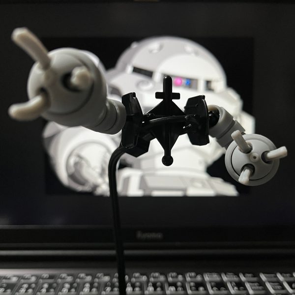 腕の可動について一区切り。可動域とシルエット、干渉と保持力、バランス。ほぼ予想の範疇へ。例の決めポーズや、作業的・実用的デザインに振った爪の存在感等不安は尽きねど個人的には許容範囲です。ハンマーも掴める(笑)…コイツじゃなかったか…(^^ゞ。足も基本は同じなので保留して、次は面倒な上半身へ行くか…。(注：両腕を繋ぐ背骨はキットのモノ。撮影用で使いません)よ～し調子出て来たぞ～ウシシシシシシッ！…(^^♪(昔、製図版の図面に向かってよく独り↑こう笑っているメガネ野郎だったので同期に”トチロー”とか呼ばれていました(笑)) （3枚目）