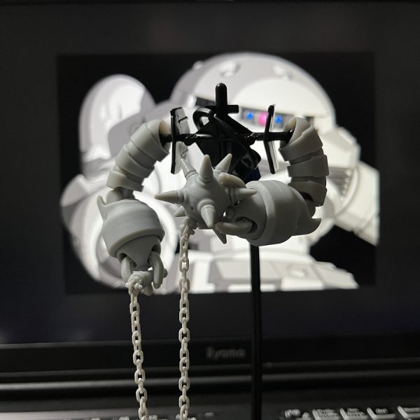 腕の可動について一区切り。可動域とシルエット、干渉と保持力、バランス。ほぼ予想の範疇へ。例の決めポーズや、作業的・実用的デザインに振った爪の存在感等不安は尽きねど個人的には許容範囲です。ハンマーも掴める(笑)…コイツじゃなかったか…(^^ゞ。足も基本は同じなので保留して、次は面倒な上半身へ行くか…。(注：両腕を繋ぐ背骨はキットのモノ。撮影用で使いません)よ～し調子出て来たぞ～ウシシシシシシッ！…(^^♪(昔、製図版の図面に向かってよく独り↑こう笑っているメガネ野郎だったので同期に”トチロー”とか呼ばれていました(笑)) （4枚目）