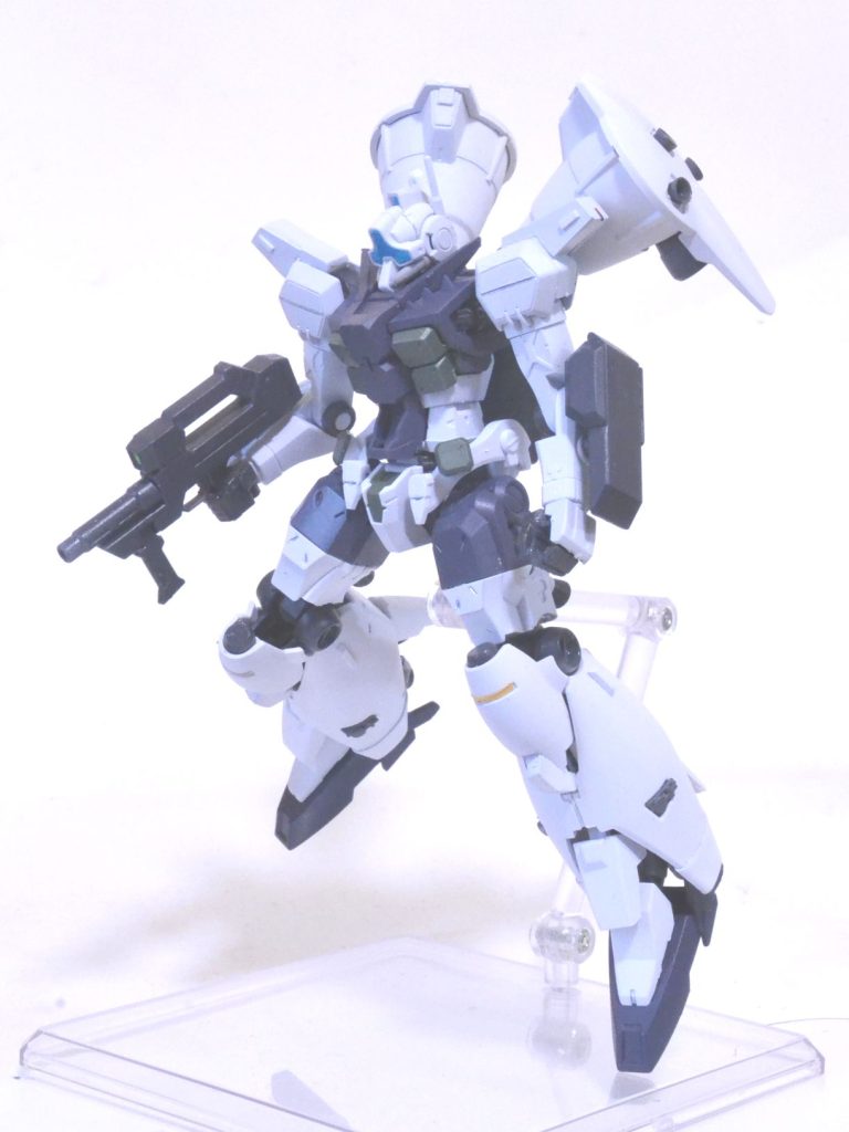 つま先はネプテイトアーマー、ビームライフルとシールドはパワードアームズパワーダーの流用です。