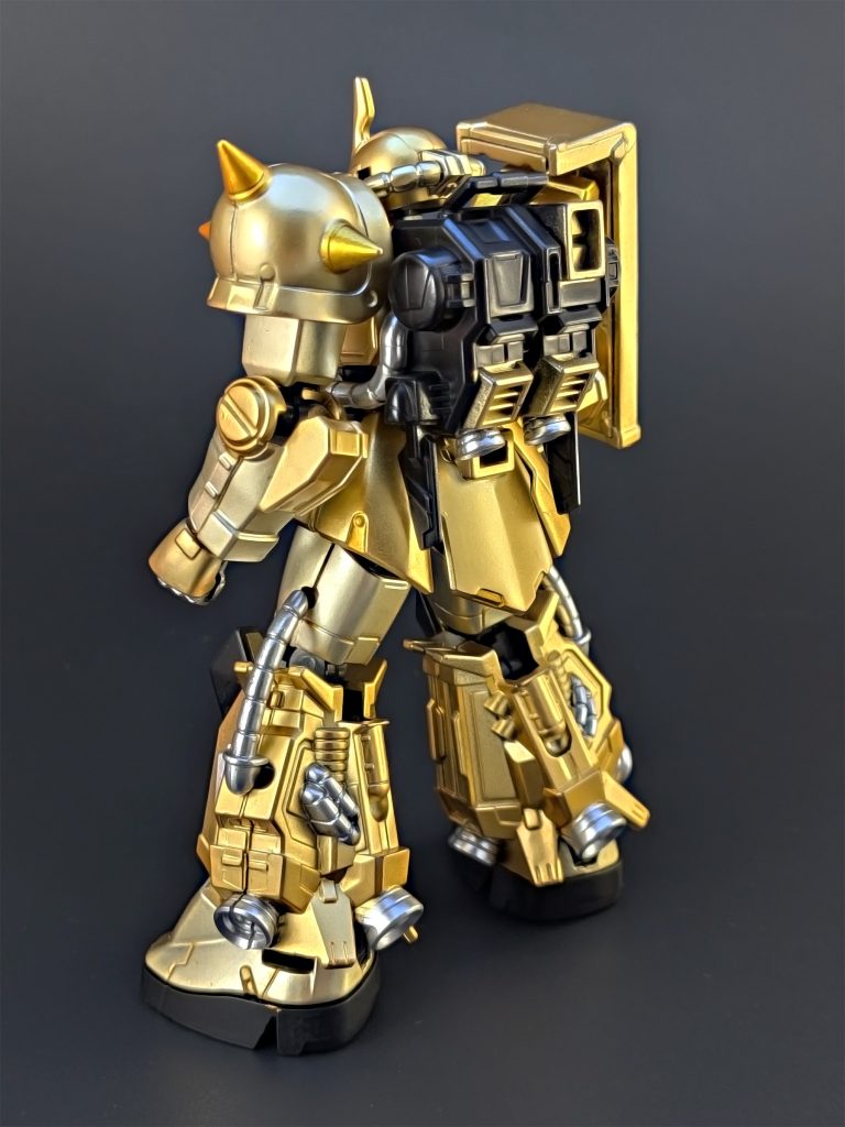 高機動型ザクは、大型のランドセルや脚部のバーニアなど、通常のザクよりもボリューム感が増しているのが特徴的です。ちなみに、背面のスカート部にはザクバズーカをセット出来るスリットがあるのですが、大きなランドセルが邪魔してはめられません（笑）。スカート部はリアルタイプザク（こちらはランドセルが小さい）などのパーツの流用なので、こうした食い違いが起きているようです。