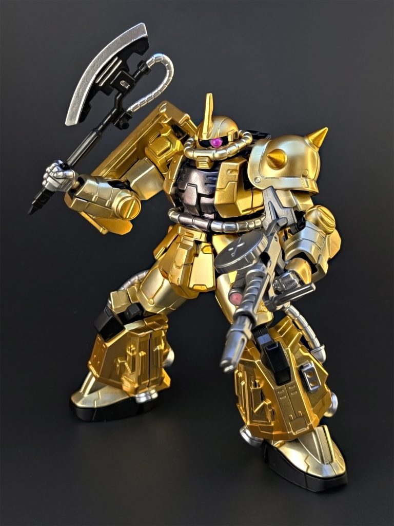 ボディの大部分は、ガンダムマーカーのイエローゴールドで塗装しています。これまで何度もアピールしてきた事ですが、イエローゴールドは模型用の金色塗料として最高クラスの性能だと思っています。今回は更に、一部パーツにパールゴールドを重ね塗りしました。ゴールドの色味がより強調され、高級感が増したように思います。