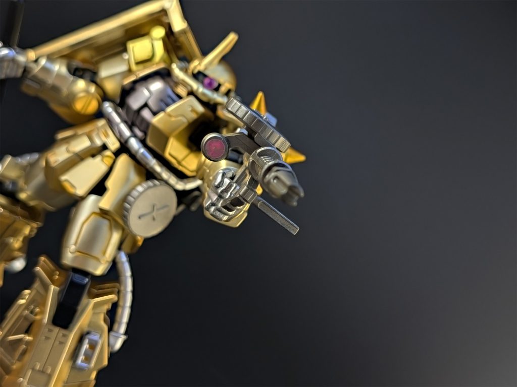 ザクマシンガンの塗装には、CanDoで販売されているモデラーマーカーのGメタリックを使用。あまり輝きの無いガンメタといった色味で、その地味さが逆に魅力的です。ただ、私の自宅の近所にCanDoが無いというのが弱点ですが…。