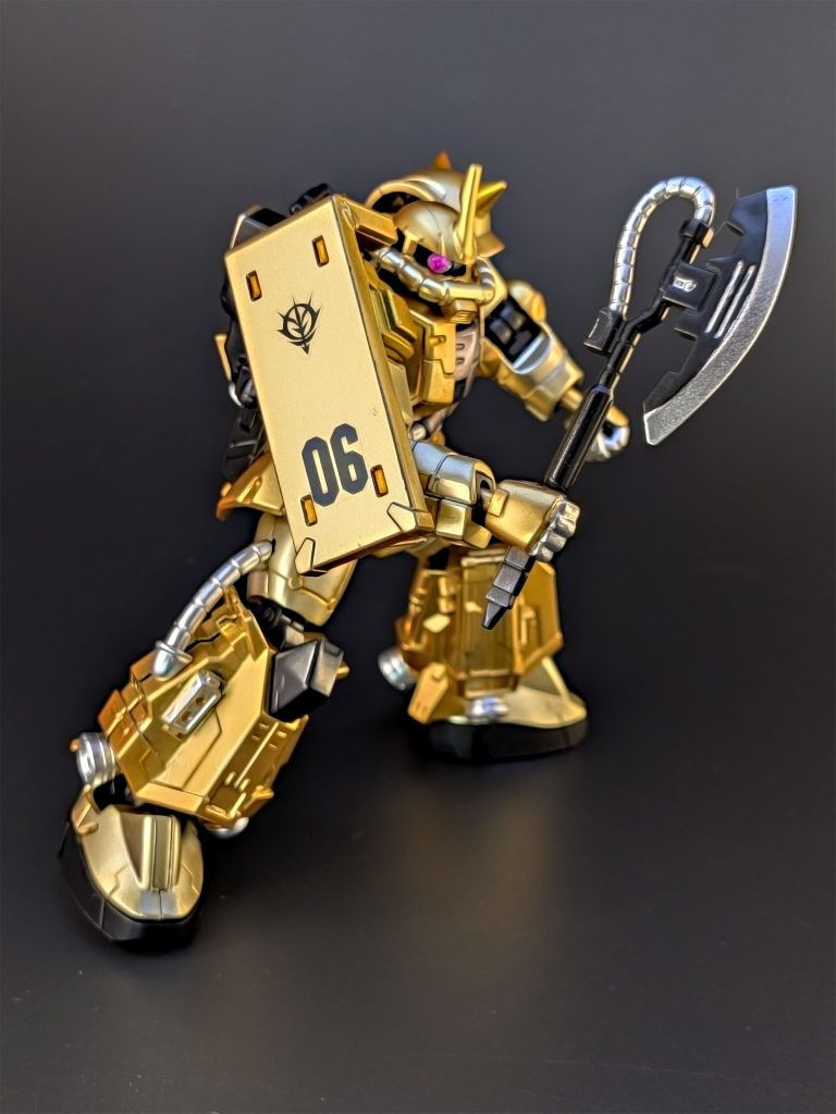 肩にはジオンマークのデカールを張っていますが、もう少し大きいサイズの方がマッチしていたかもしれません。個人的に、ジオンマークだけをいっぱい集めたデカールの販売を希望します。