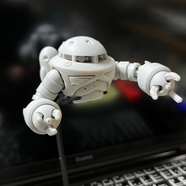 …と主人公に言われたものは十中八九爆散する運命ですが…。遅ればせながら、上半身upです。ハメアイに今少し調整が要ります。パースのせいで寸法的に正しくても設定画・写真・劇中・肉眼それぞれで大きく印象が変わります。いつも心掛けるのは、寸法をまとめつつ、カッコイイアングルを立体でも再現する事ですが、今回は独自目線が多いので少し(一般受けする)自信はありません。個人的には合格点です。スケール感用にジムくんと比較も載せておきます。これがズゴックに見えるかはあなた次第！…おいおい(;^ω^)&nbsp;見捨てないで見に来てくれて、いいねを送り続けて下さった博愛の方々…忘れませぬぞよ♥…って、まだ終わってね～ぞ！…そーでしたっ(;'∀')（2枚目）