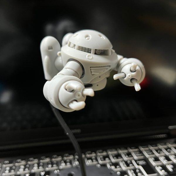 …と主人公に言われたものは十中八九爆散する運命ですが…。遅ればせながら、上半身upです。ハメアイに今少し調整が要ります。パースのせいで寸法的に正しくても設定画・写真・劇中・肉眼それぞれで大きく印象が変わります。いつも心掛けるのは、寸法をまとめつつ、カッコイイアングルを立体でも再現する事ですが、今回は独自目線が多いので少し(一般受けする)自信はありません。個人的には合格点です。スケール感用にジムくんと比較も載せておきます。これがズゴックに見えるかはあなた次第！…おいおい(;^ω^)&nbsp;見捨てないで見に来てくれて、いいねを送り続けて下さった博愛の方々…忘れませぬぞよ♥…って、まだ終わってね～ぞ！…そーでしたっ(;'∀')（3枚目）