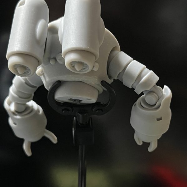 …と主人公に言われたものは十中八九爆散する運命ですが…。遅ればせながら、上半身upです。ハメアイに今少し調整が要ります。パースのせいで寸法的に正しくても設定画・写真・劇中・肉眼それぞれで大きく印象が変わります。いつも心掛けるのは、寸法をまとめつつ、カッコイイアングルを立体でも再現する事ですが、今回は独自目線が多いので少し(一般受けする)自信はありません。個人的には合格点です。スケール感用にジムくんと比較も載せておきます。これがズゴックに見えるかはあなた次第！…おいおい(;^ω^)&nbsp;見捨てないで見に来てくれて、いいねを送り続けて下さった博愛の方々…忘れませぬぞよ♥…って、まだ終わってね～ぞ！…そーでしたっ(;'∀')（5枚目）