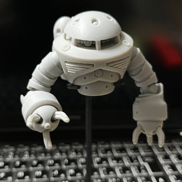 …と主人公に言われたものは十中八九爆散する運命ですが…。遅ればせながら、上半身upです。ハメアイに今少し調整が要ります。パースのせいで寸法的に正しくても設定画・写真・劇中・肉眼それぞれで大きく印象が変わります。いつも心掛けるのは、寸法をまとめつつ、カッコイイアングルを立体でも再現する事ですが、今回は独自目線が多いので少し(一般受けする)自信はありません。個人的には合格点です。スケール感用にジムくんと比較も載せておきます。これがズゴックに見えるかはあなた次第！…おいおい(;^ω^)&nbsp;見捨てないで見に来てくれて、いいねを送り続けて下さった博愛の方々…忘れませぬぞよ♥…って、まだ終わってね～ぞ！…そーでしたっ(;'∀')（6枚目）