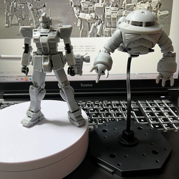 …と主人公に言われたものは十中八九爆散する運命ですが…。遅ればせながら、上半身upです。ハメアイに今少し調整が要ります。パースのせいで寸法的に正しくても設定画・写真・劇中・肉眼それぞれで大きく印象が変わります。いつも心掛けるのは、寸法をまとめつつ、カッコイイアングルを立体でも再現する事ですが、今回は独自目線が多いので少し(一般受けする)自信はありません。個人的には合格点です。スケール感用にジムくんと比較も載せておきます。これがズゴックに見えるかはあなた次第！…おいおい(;^ω^)&nbsp;見捨てないで見に来てくれて、いいねを送り続けて下さった博愛の方々…忘れませぬぞよ♥…って、まだ終わってね～ぞ！…そーでしたっ(;'∀')（7枚目）