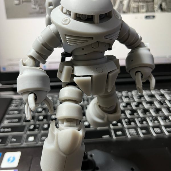 …のが大人の最低限の約束。お正月連投後編。組み上げ可能となった下半身部分で威圧感のある大股歩行イメージで撮影してみました(笑)。僕の中のズゴックはこんな感じでドッシリとイカツイイメージなんです。ヒトデ型ファニー体型じゃない。僕の思うカッコいいです。雰囲気伝わります？…。勝手に決めた複眼構造ですが、あんまり違和感無いんじゃないかと…ダメ？(^^;)。むっちゃこっち向いて眼力強いです(笑)。足の関節のボールジョイントを自作7割にして制作して来ましたが、キット使用5割版に戻します。(腕の方がそう。しっくり来ているので)ぐっ…歳は取りたくないもんじゃのぅ。ジジイは限界じゃ。後は若いもんに…バタッ。と言うことで、世代・性別・立場の分断のない愛すべき平和ボケのこの場を同志一同、共に今年も守らんことを！…寒っ！コタツで寝る…(T_T)。（2枚目）