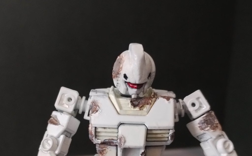 頭部アンテナのパーツを使用せずパテで整えました。首にジョイントを追加してうつむき加減にしてます。バルカンの部分を目だと思って見てください。