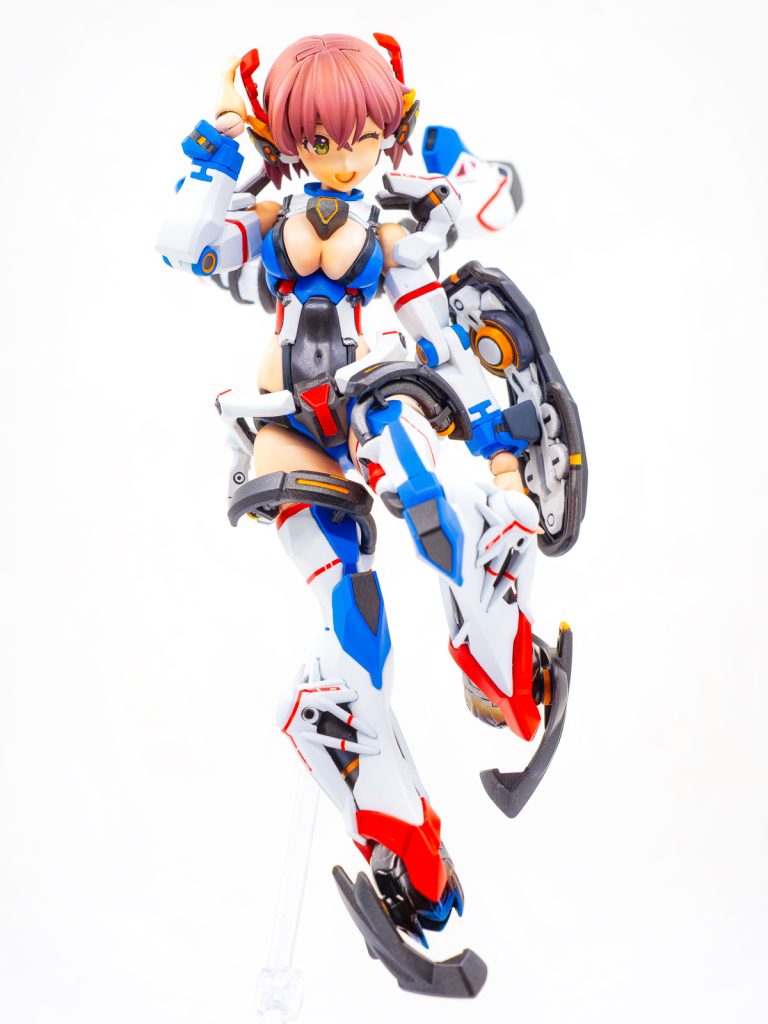 腰アーマーは磁石でくっつけてます。頭のアンテナ（？）はアイコニックですし全く使わないのもなんなので耳のギアと合わせしまいました。