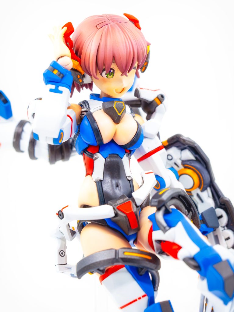 胸についてる6角形のそれはジークアクス側から切り離して0.3mmプラ棒で1段上げて段落ちディテール風に。その方が塗装も楽ですし。胸側に軸穴があるのでプラ棒で差し込んでいます。