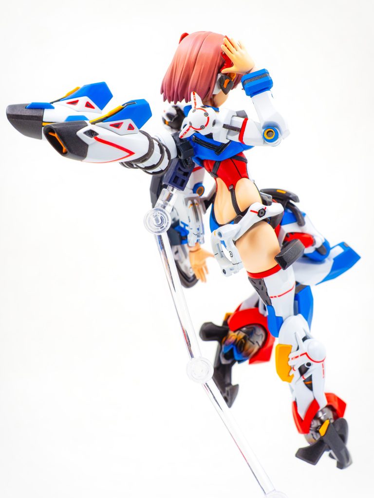 膝から下はよく見るダボ落としからの後ハメ。全体的に基本の組み上げ自体は気軽にできたものの、問題はジークアクス側の塗装。足りないディテールもあったり塗り分けが旧キットいじってた子供のころを思い起こさせたり。