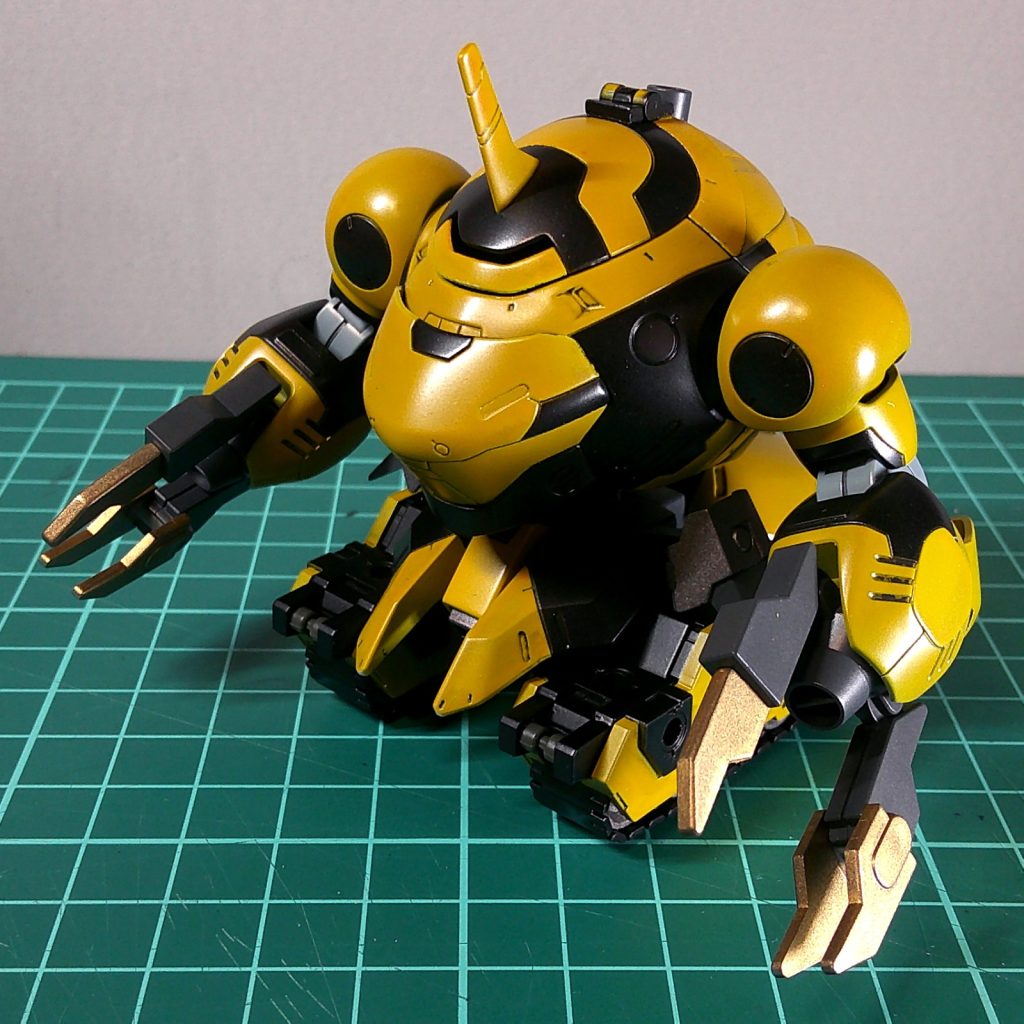 モンキーロディ（598機）を改造して、作業用重機を作成しました。腕は脚と交換。無改造で交換できるっていうのは狙ってるとしか思えませんね。足のバーニア部分のみ除去して、別パーツを接着。下半身は30MMのタンク部品。腰アーマーのとんがりは地面にぶつかってしまうので切り落としました。