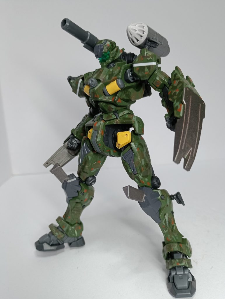 両手と両膝に打突用の武器と、キャノン砲とスプレーミサイルランチャーを装備。劇中では味方の損害の構わず近距離でキャノン砲を撃っていました。