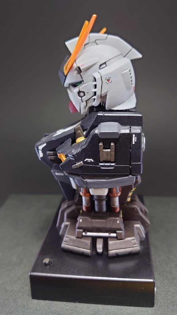 横から。台座には100均のスタンプインクケースを利用しました。