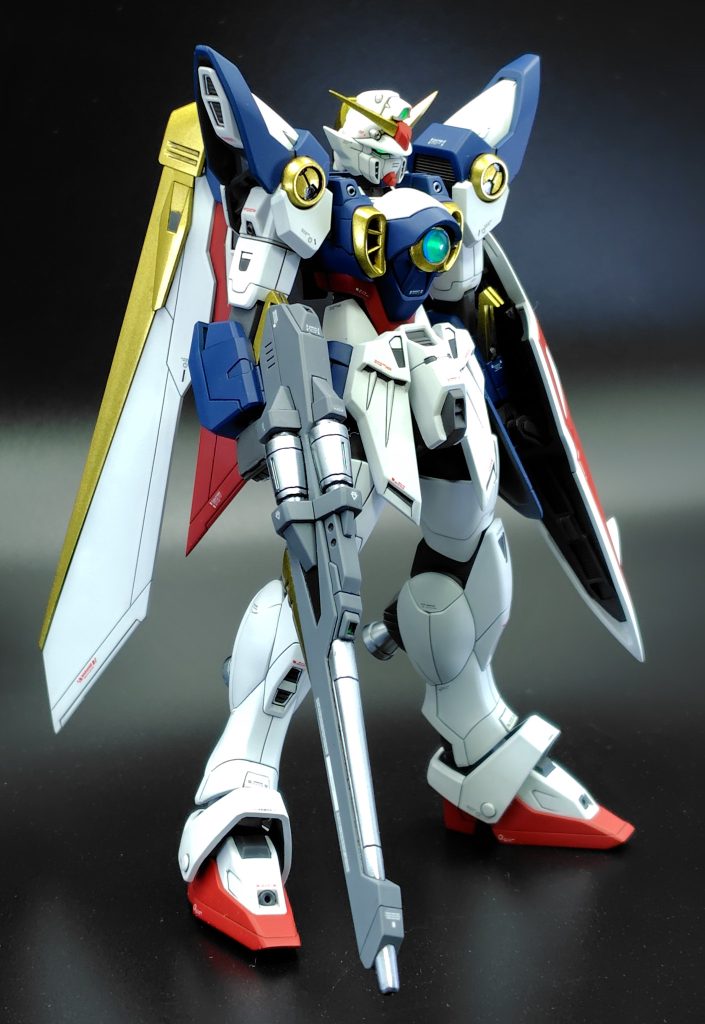 造形に関しては文句なしなので、安全のため角が落としてある部分をシャープにしたり、省略されてるディテールを追加したり等、細々と作業しています。また、一部を延長加工してエンドレスワルツ的なプロポーションの良さにしてみました。