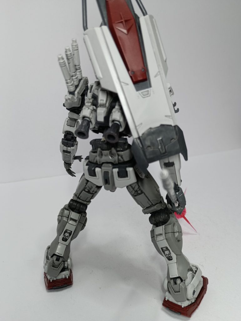 背部。ガウの間を飛びかうためバーニアを強化。あと盾はビームサーベルと干渉するので、この位置ですがもっと斜めに装備させたかったです…(zaku-kao4)