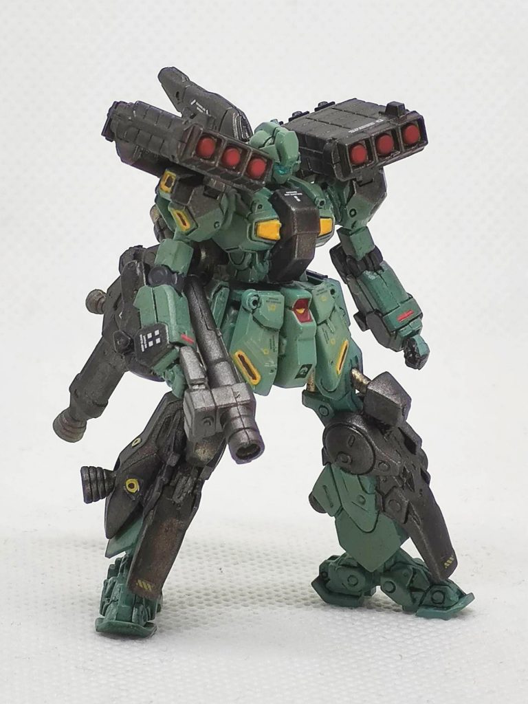 まずは、フル装備で戦闘態勢に入ります。僚機２機はファンネルで瞬殺されちゃいますが、この「名無しの」パイロットは違いました。脚の速い特務仕様との事。