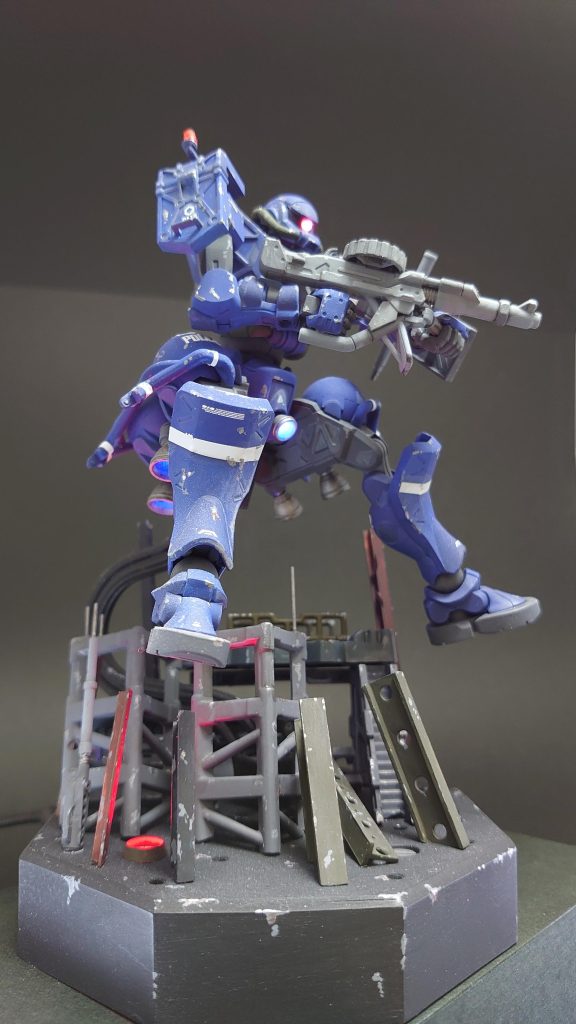 台座にも少しだけ廃墟感のある弱ジオラマを作りました。バーニア部も”炎が揺らぐ”ような点灯をします。