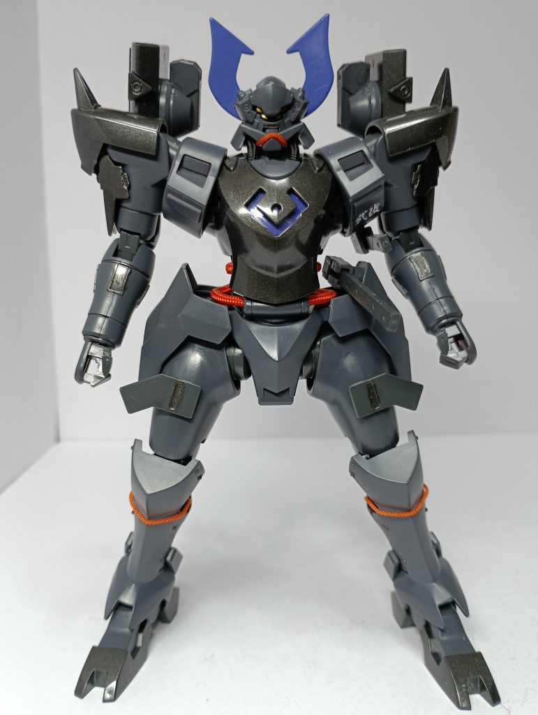 元々プロポーションが非常に良いので、プロポーションはそのままで、さらに武者感が出るようジャンクパーツを取り付けてます。オレンジの紐みたいに見えるのは、GN粒子伝達用のコードとなります。