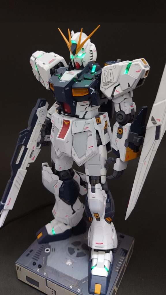 センサ、サイコフレーム部分にフルカラーLEDを組み込んでいます。