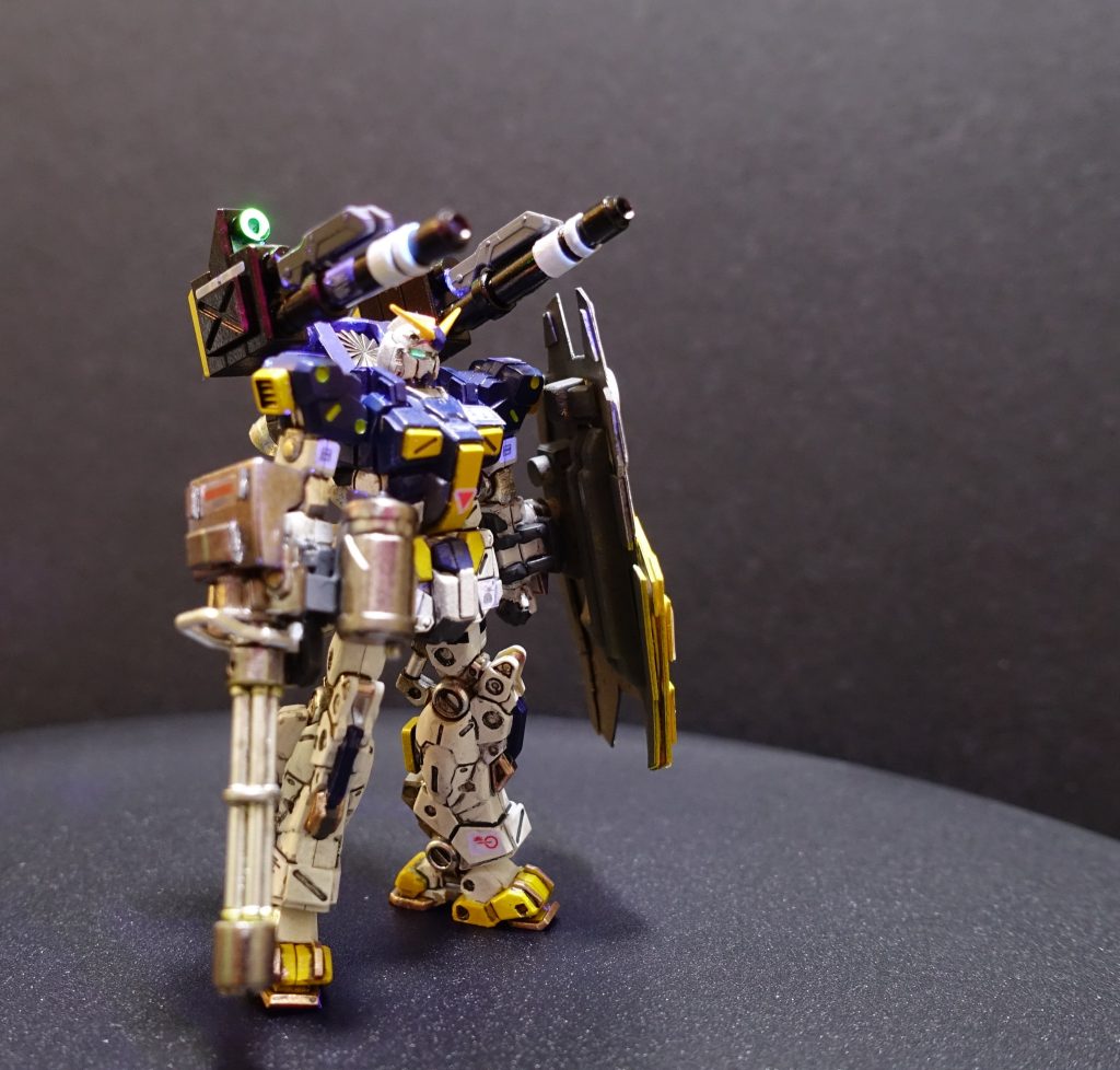 03)&nbsp;&nbsp;&nbsp;&nbsp;FA-78のフィードバックもうけ、さらに軽量薄型のリアクティブアーマーが全身各所に施されている。