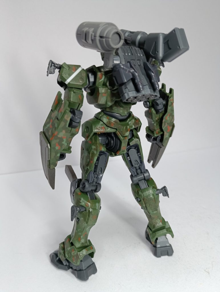 背部。今回一番厄介だったのが塗装で、迷彩塗装自体、小学校の図画工作の授業で木箱に施した以来で、ノウハウもないので結構失敗している箇所があります…