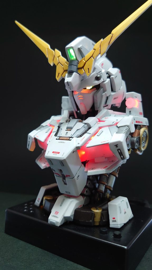 センサ、バルカン、サイコフレーム部分にフルカラーLEDを組み込んでいます。