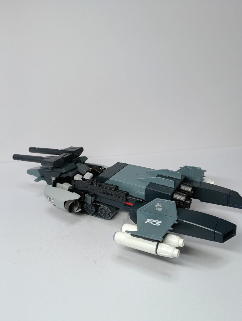 Gファイターは、ネービーブルーとオーシャングレイ2で夜間迷彩のイメージで塗装。