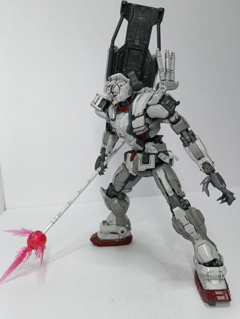 改造箇所は顔の形状変更、腰の接続の変更、手を市販パーツに置き換えてます。