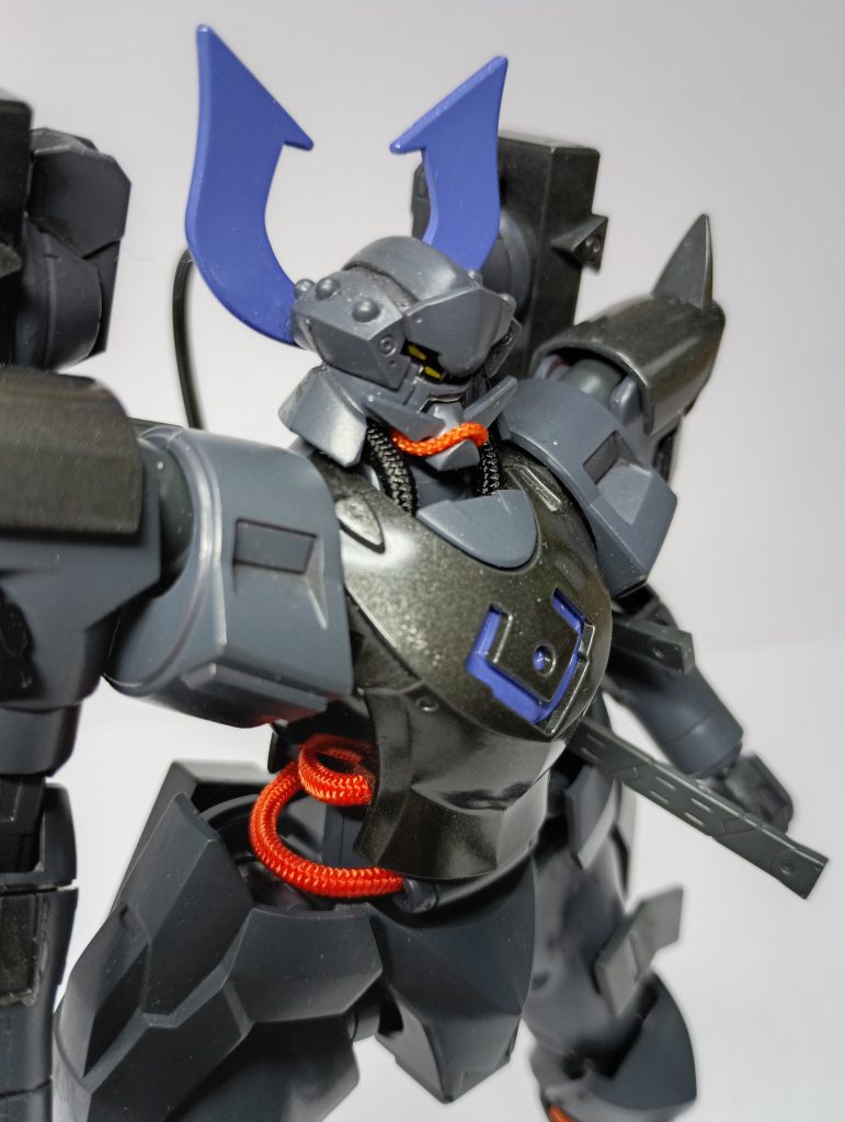 アップ。頭頂部は平べったかったので、エポパで兜っぽくなるよう形状を変更。あと首元が寂しかったので、メッシュワイヤーで情報量を上げています。