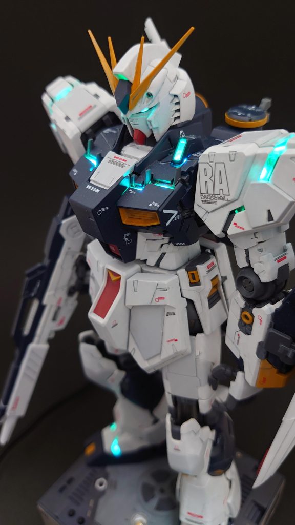 単純な点滅、光が流れるような点灯　の2パターンを実装しました。