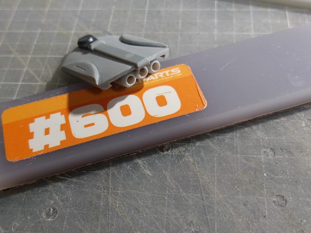 3連ランチャー付きのバックラーシールド。