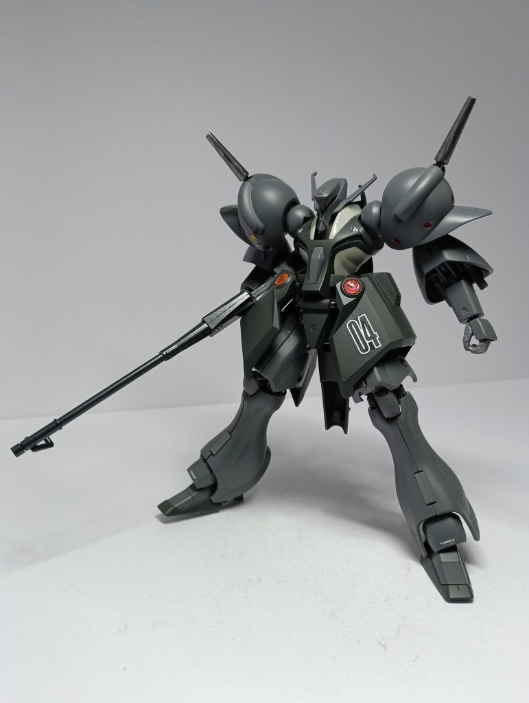 フェーダーインライフル装備。腰のセンサー部も市販のクリアパーツを貼り付けました。