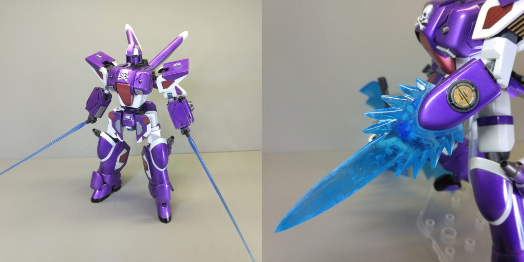 格闘武器として、ビームサーベルが２本。エフェクトもルブリスウルから。後述するメイン武器が大きいため、サーベルと持ち替えながら使うのは難しいので、これを使うときはメイン武器を失ったかなりやばい状態です。メイン武器を保持したまま、片手を離してとっさに使えるビームソードを腕部に内蔵。幅広のビームは盾として使うことも想定しています。これは透明プラ板を積層して作成。積層の段階で気泡入りまくりで透明度はだいぶ低いです。腕についている丸い部分は、防御用のＩフィールドバックラー。